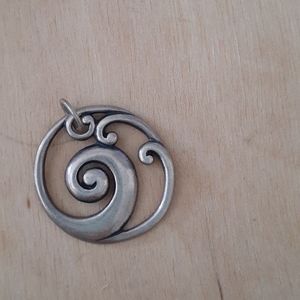 Wave pendant